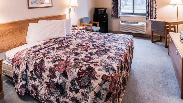 Econo Lodge Inn & Suites Oconto Room