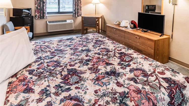 Econo Lodge Inn & Suites Oconto Room