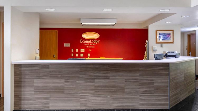 Econo Lodge Inn & Suites Oconto Lobby