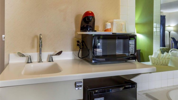 Econo Lodge Inn & Suites Oconto Suite