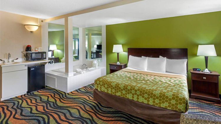 Econo Lodge Inn & Suites Oconto Suite