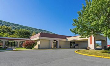 Econo Lodge Inn & Suites Norton