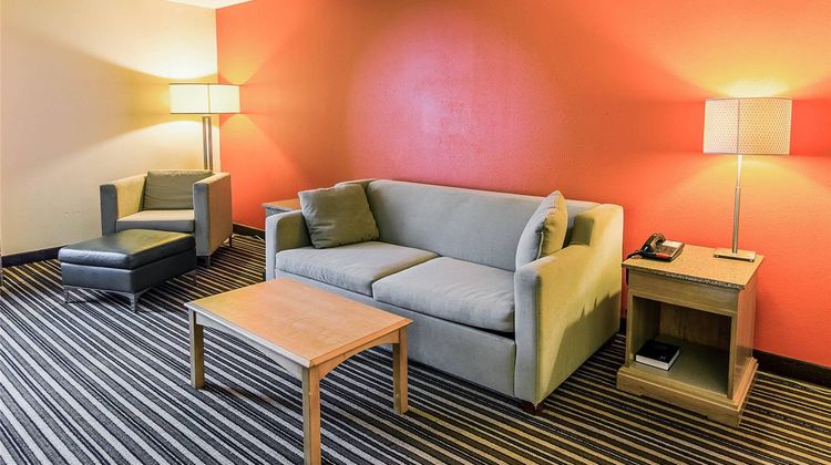 Econo Lodge Inn & Suites Norton Suite