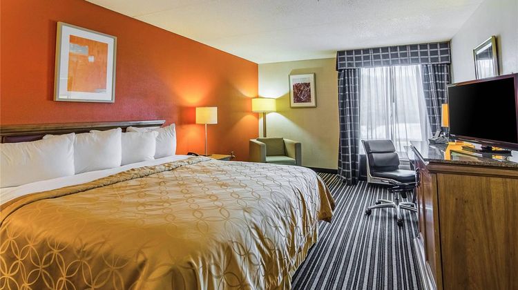 Econo Lodge Inn & Suites Norton Suite