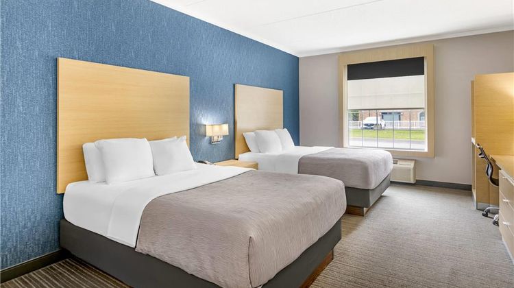 Quality Inn and Suites Oakville Room