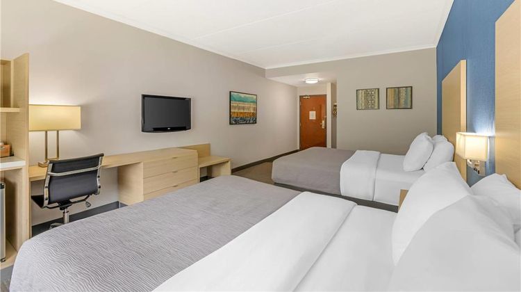 Quality Inn and Suites Oakville Room