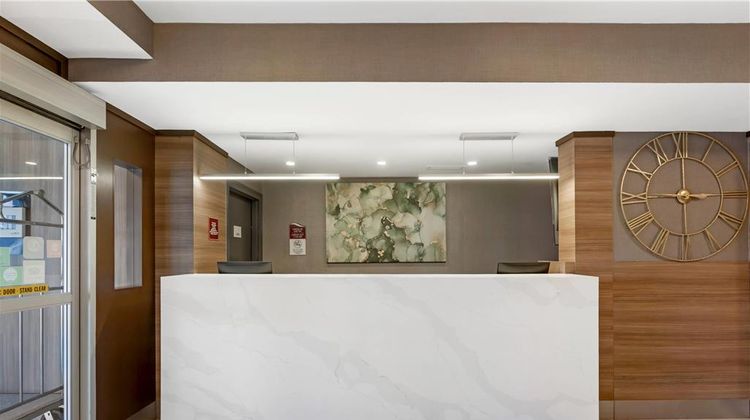 Quality Inn and Suites Oakville Lobby