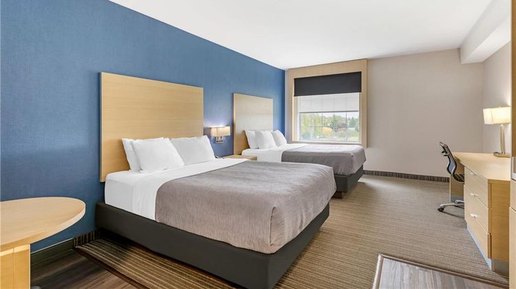 Quality Inn and Suites Oakville Suite