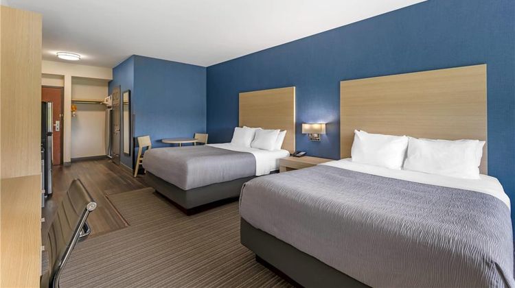 Quality Inn and Suites Oakville Suite
