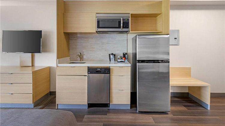 Quality Inn and Suites Oakville Suite