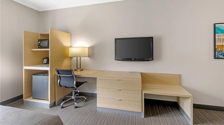 Quality Inn and Suites Oakville Room
