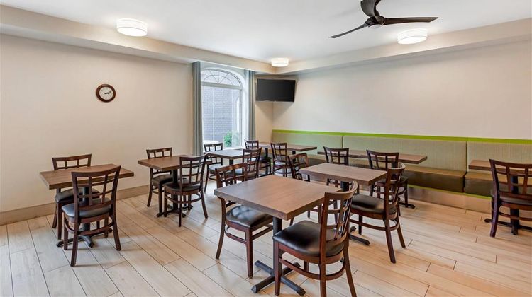 Quality Inn and Suites Oakville Restaurant