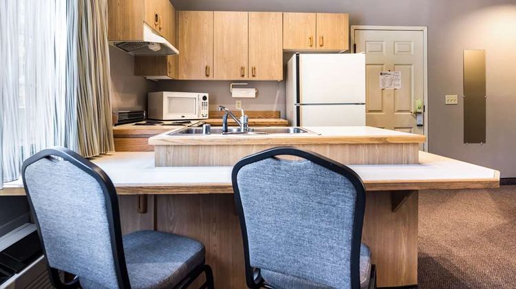 Quality Inn & Suites Bainbridge Is Suite