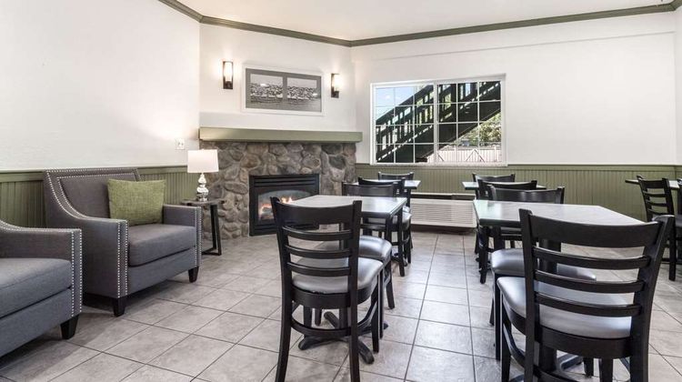 Quality Inn & Suites Bainbridge Is Lobby