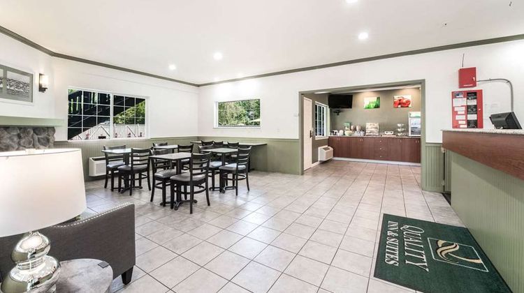 Quality Inn & Suites Bainbridge Is Lobby