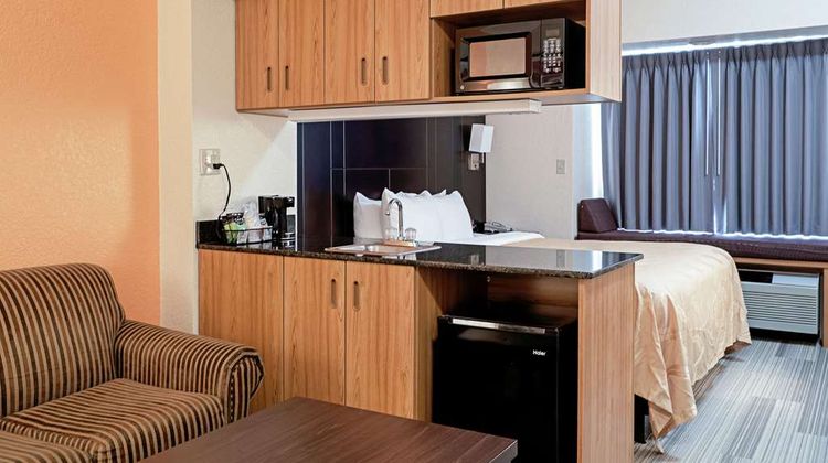 Quality Inn & Suites Robbinsville Suite