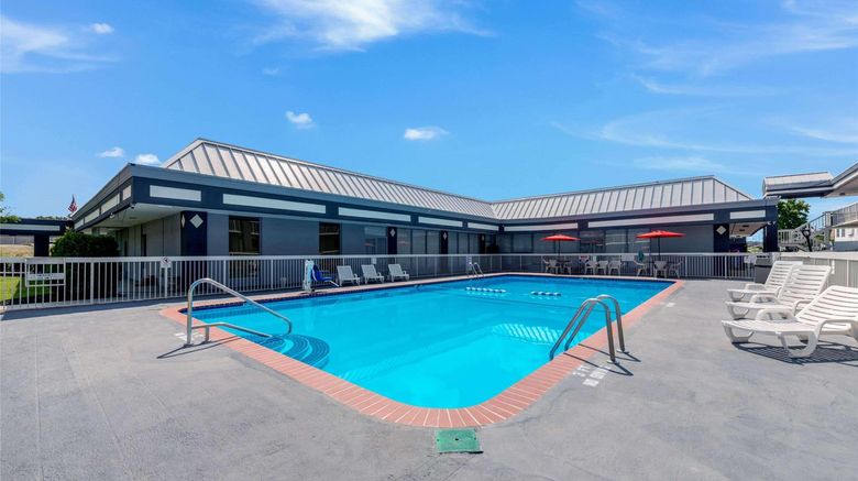 <b>Quality Inn Concord Pool</b>. Images powered by <a href="https://iceportal.shijigroup.com/" title="IcePortal" target="_blank">IcePortal</a>.