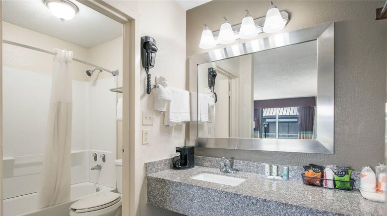 <b>Quality Inn Concord Room</b>. Images powered by <a href="https://iceportal.shijigroup.com/" title="IcePortal" target="_blank">IcePortal</a>.