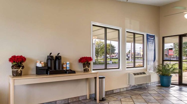 Rodeway Inn Canton Lobby