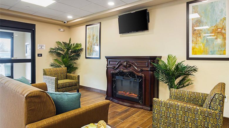 <b>Suburban Studios Lobby</b>. Images powered by <a href="https://iceportal.shijigroup.com/" title="IcePortal" target="_blank">IcePortal</a>.