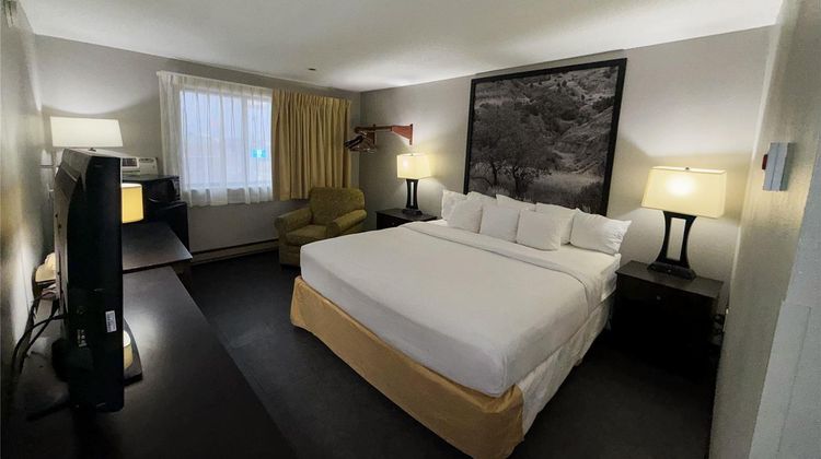 Super 8 Williston Suite