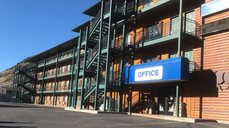 Travelodge Gardiner at Yellowstone Park Exterior