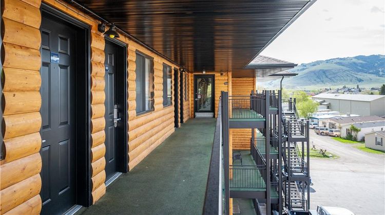Travelodge Gardiner at Yellowstone Park Exterior
