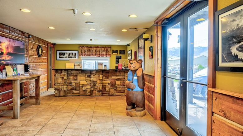 <b>Travelodge Gardiner at Yellowstone Park Lobby</b>. Images powered by <a href="https://iceportal.shijigroup.com/" title="IcePortal" target="_blank">IcePortal</a>.