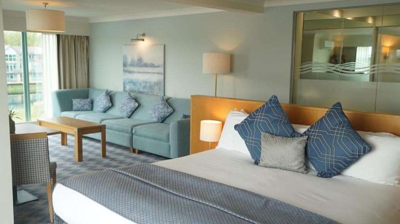 <b>De Vere Cotswold Water Park Suite</b>. Images powered by <a href="https://iceportal.shijigroup.com/" title="IcePortal" target="_blank">IcePortal</a>.