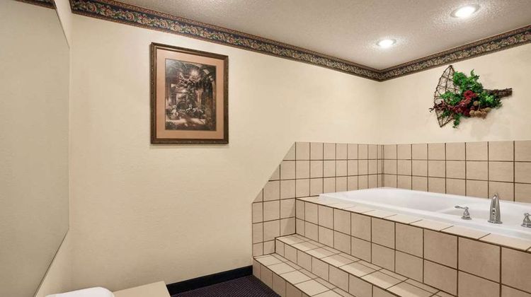 Travelodge Fort Scott Suite