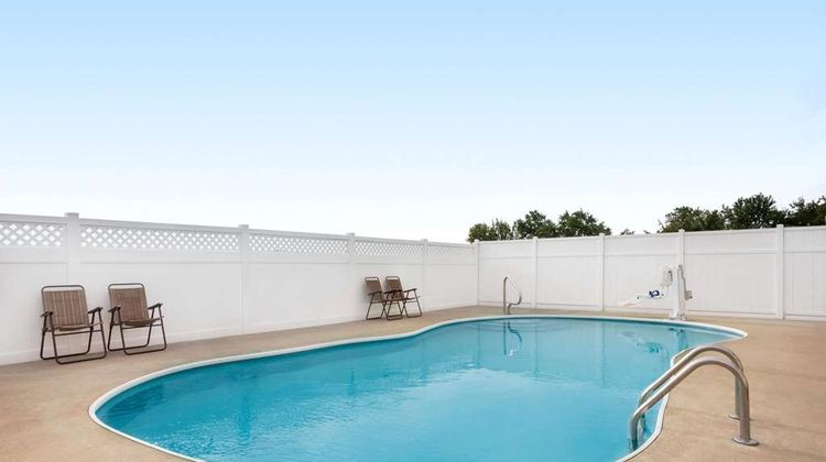 Travelodge Fort Scott Pool