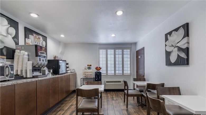 <b>SureStay Hotel by BW Beverly Hills West Restaurant</b>. Images powered by <a href="https://iceportal.shijigroup.com/" title="IcePortal" target="_blank">IcePortal</a>.