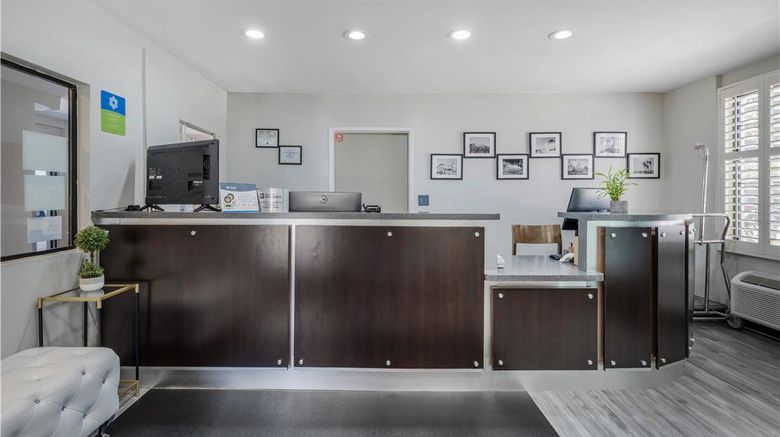 <b>SureStay Hotel by BW Beverly Hills West Lobby</b>. Images powered by <a href="https://iceportal.shijigroup.com/" title="IcePortal" target="_blank">IcePortal</a>.