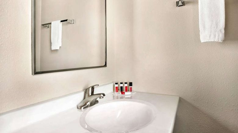 <b>Travelodge Edgemont Room</b>. Images powered by <a href="https://iceportal.shijigroup.com/" title="IcePortal" target="_blank">IcePortal</a>.