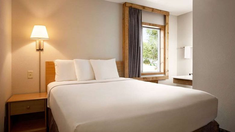 <b>Travelodge Edgemont Room</b>. Images powered by <a href="https://iceportal.shijigroup.com/" title="IcePortal" target="_blank">IcePortal</a>.