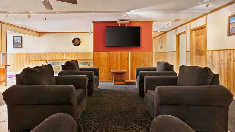 <b>Travelodge Edgemont Lobby</b>. Images powered by <a href="https://iceportal.shijigroup.com/" title="IcePortal" target="_blank">IcePortal</a>.