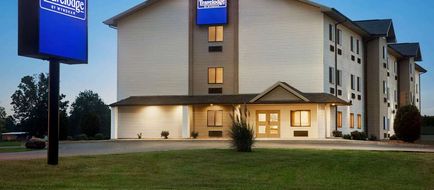 Travelodge Livonia Exterior