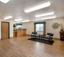 Travelodge Livonia Lobby