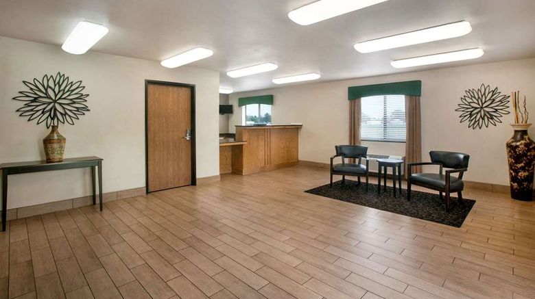 <b>Travelodge Livonia Lobby</b>. Images powered by <a href="https://iceportal.shijigroup.com/" title="IcePortal" target="_blank">IcePortal</a>.
