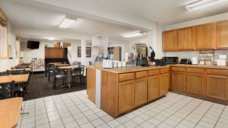Super 8 by Wyndham Lincoln North Restaurant