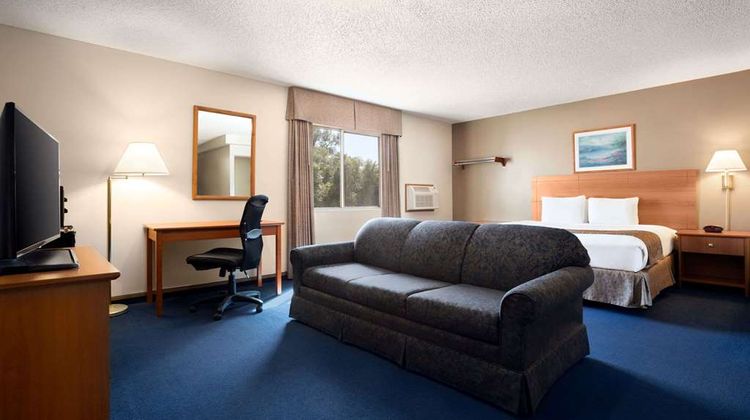 Super 8 by Wyndham Lincoln North Suite
