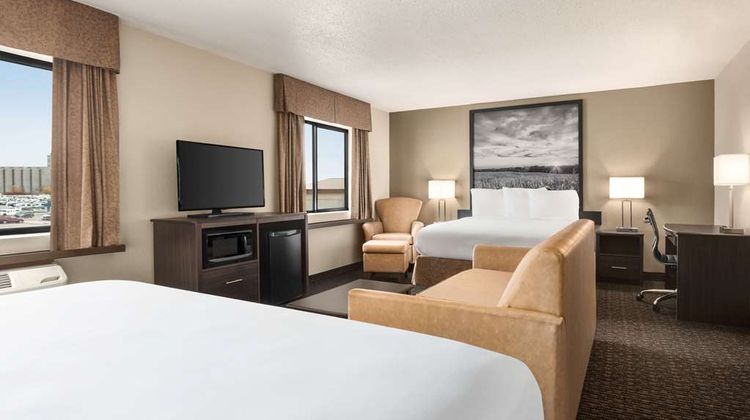 Super 8 by Wyndham Lincoln North Suite