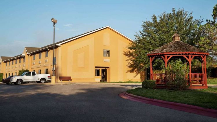 Baymont Inn & Suites Hearne Exterior