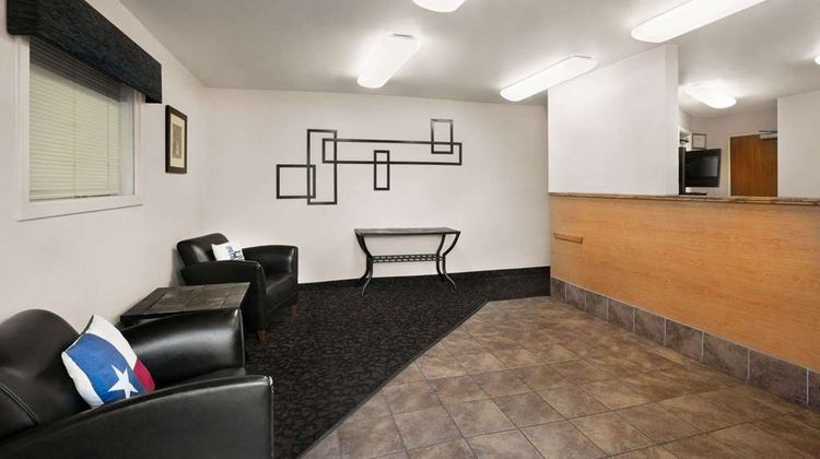 Baymont Inn & Suites Hearne Lobby