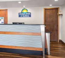 Days Inn & Suites Lobby