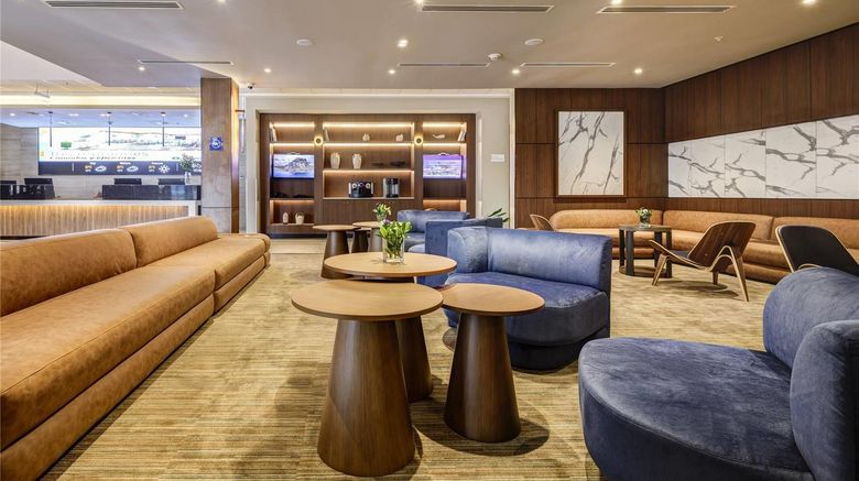 <b>Wyndham Santiago Aeropuerto Lobby</b>. Images powered by <a href="https://iceportal.shijigroup.com/" title="IcePortal" target="_blank">IcePortal</a>.