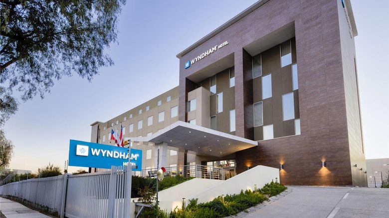 <b>Wyndham Santiago Aeropuerto Exterior</b>. Images powered by <a href="https://iceportal.shijigroup.com/" title="IcePortal" target="_blank">IcePortal</a>.