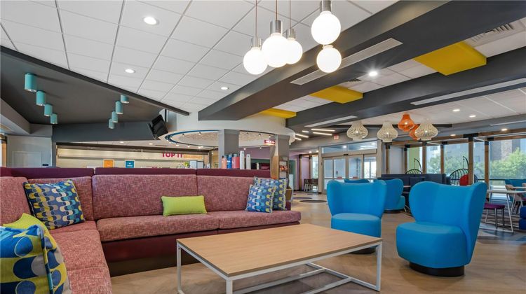 Tru by Hilton Auburn Lobby
