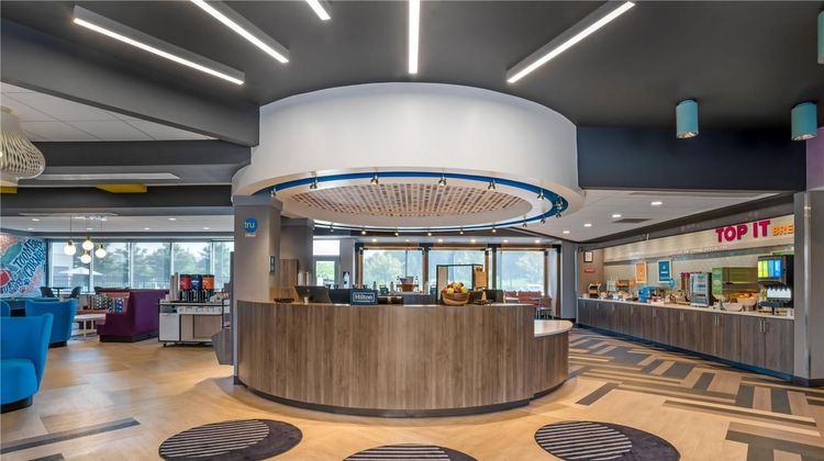Tru by Hilton Auburn Lobby