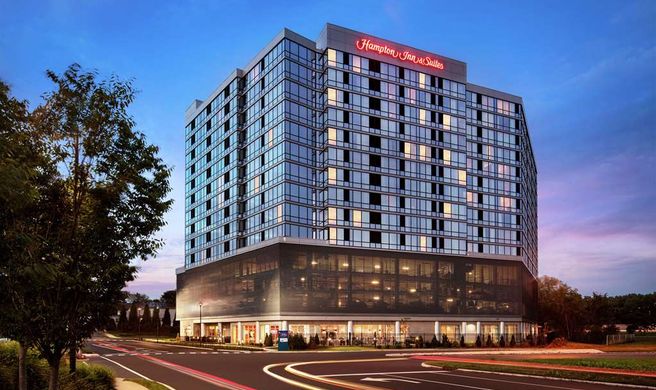 Hampton Inn & Suites Teaneck/Glenpointe Exterior